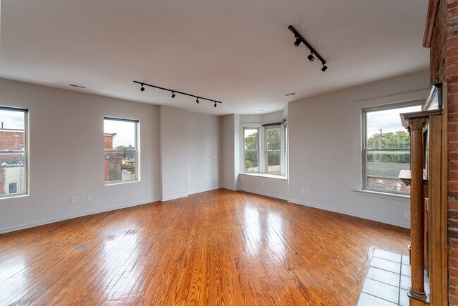 Building Photo - 79 Parsons Ave