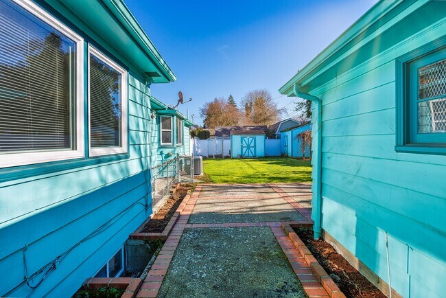 Building Photo - 1910 NE Cramer St