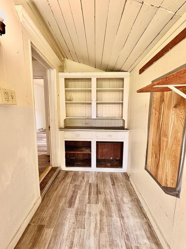 Building Photo - 127 Elm St