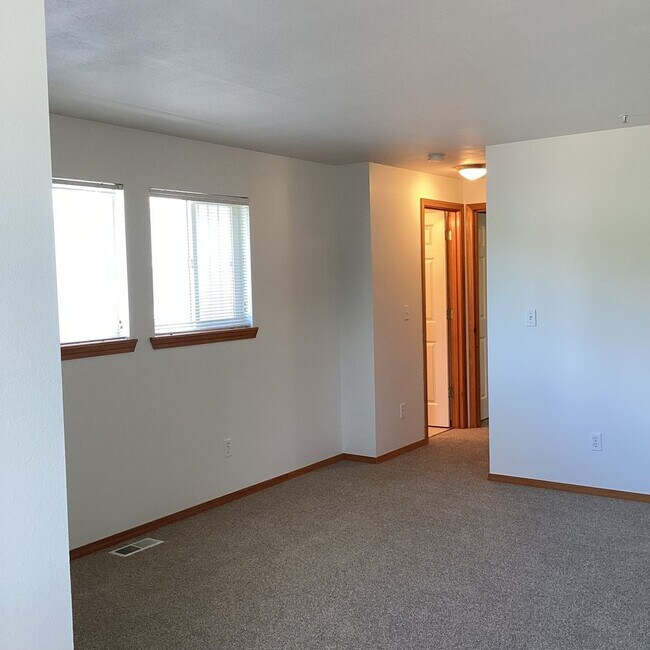 Building Photo - Bright & Spacious Everett Condo – 3 Bed, 2...