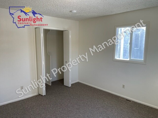 Building Photo - 2 Bed 1 Bath Duplex with Attached Garage