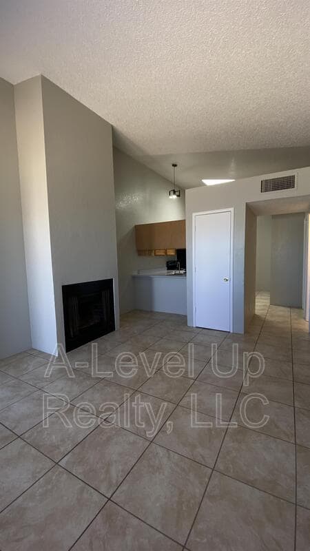 Building Photo - 405 E Thoroughbred St