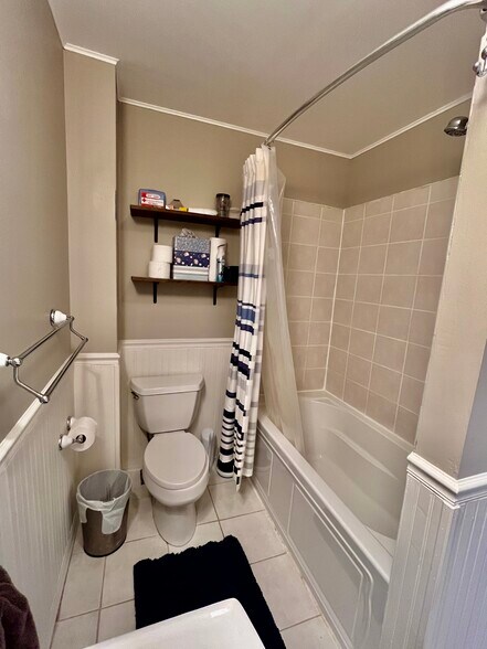 1st Bathrrom - 924 S Ellwood Ave