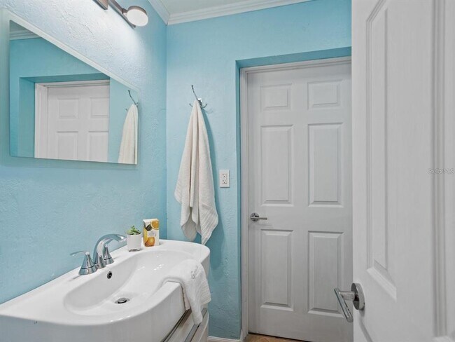 Building Photo - 1127 S Osprey Ave