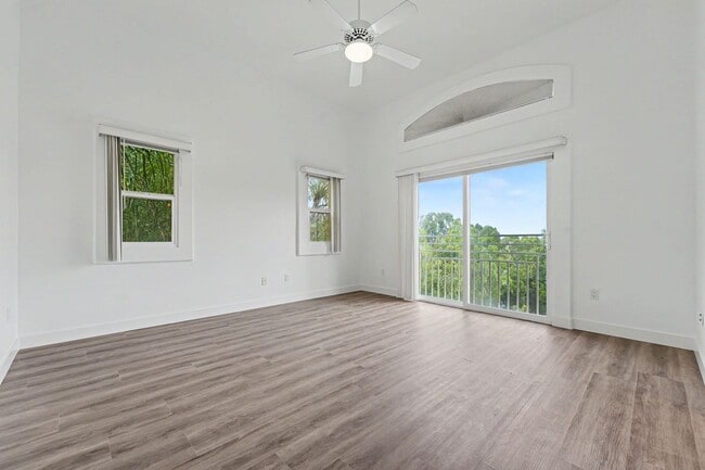 Building Photo - Fully Remodeled End-Unit with Views, Private Garage & Flexible Living Space – South of the Blvd