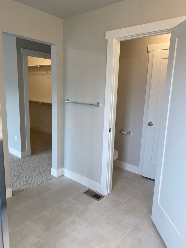 Building Photo - 2 WEEKS FREE - New 4 Bed 3 Bath Townhome Available mid-July in American Fork!