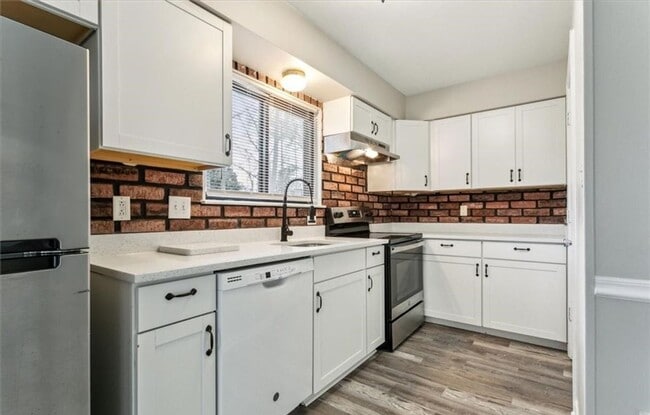Building Photo - Remodeled Townhouse Ready for A New Tenant