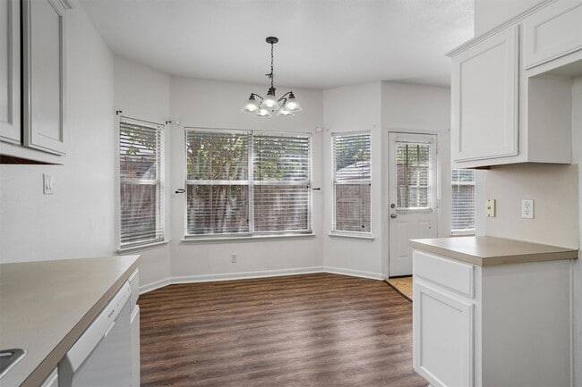 Building Photo - 204 Mallard Cove