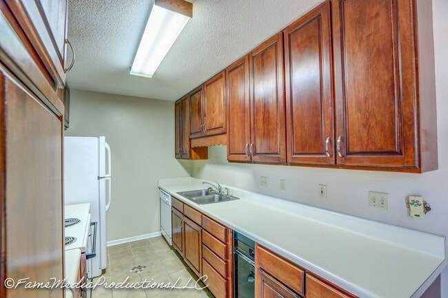 Building Photo - 2 Bdrm / 2 Bath, Condo - North Johnson City