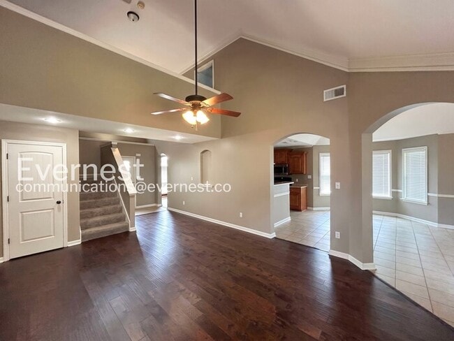 Building Photo - 4 Bed/2.5 Bath Home with Garage / Pet-Friendly / Vouchers Accepted / Available Now!