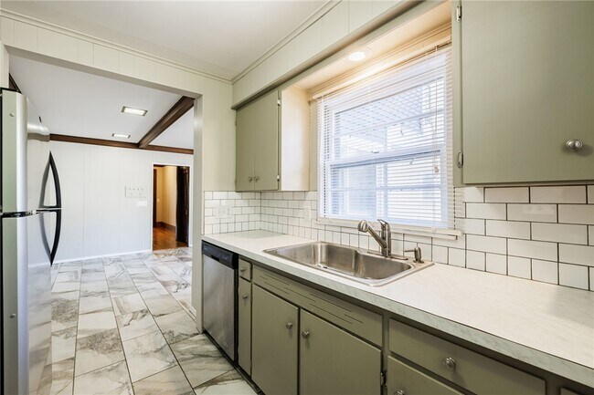 Building Photo - 91 Merriman St