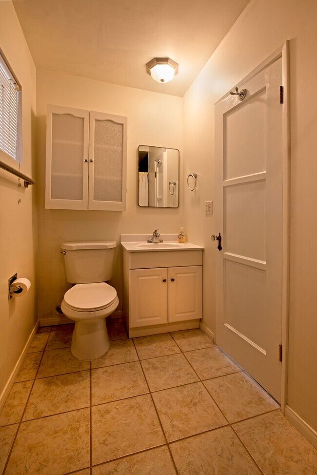 Building Photo - Clean and Airy Casita with Tons of Storage!