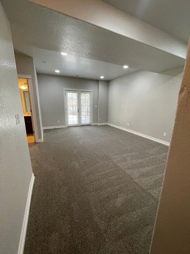 Building Photo - Start a Lease by 2/28/25 and pay $2,800 fo...