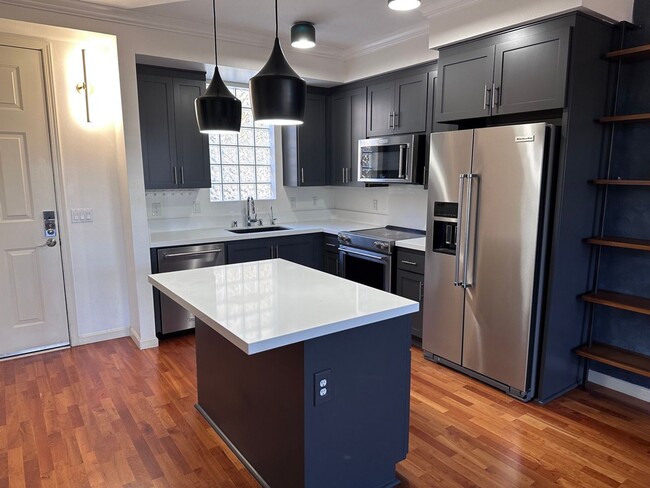 Building Photo - Gorgeous Modern 2 Bedroom 2 Bath Condo in ...