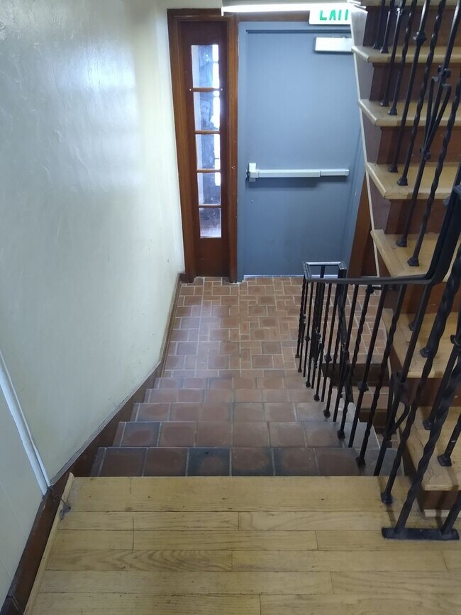 Building Photo - Charming Large 1 Bedroom in the Heart of the City
