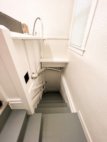 Building Photo - 420 Main St