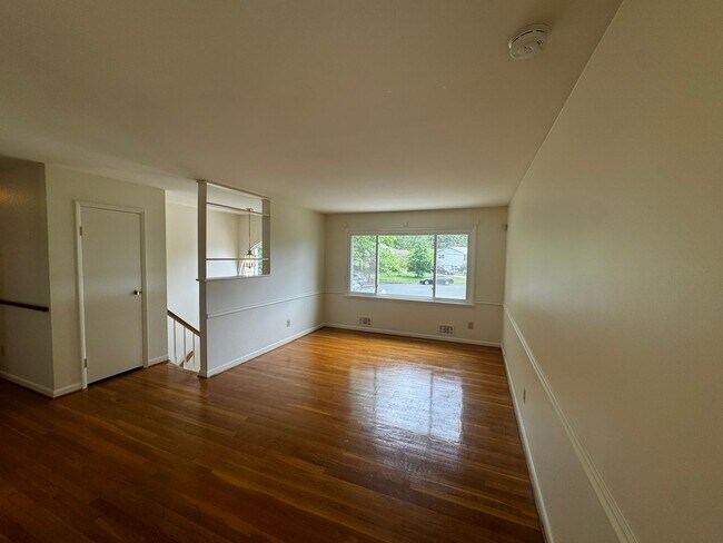 Building Photo - Split level 4-bedroom 3-bathroom home