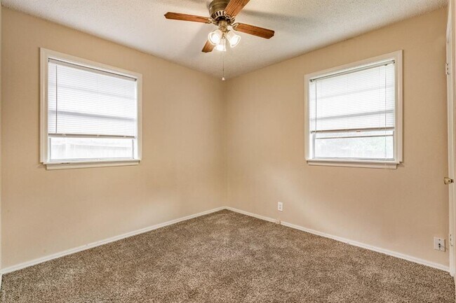 Building Photo - 1220 E Brooks St