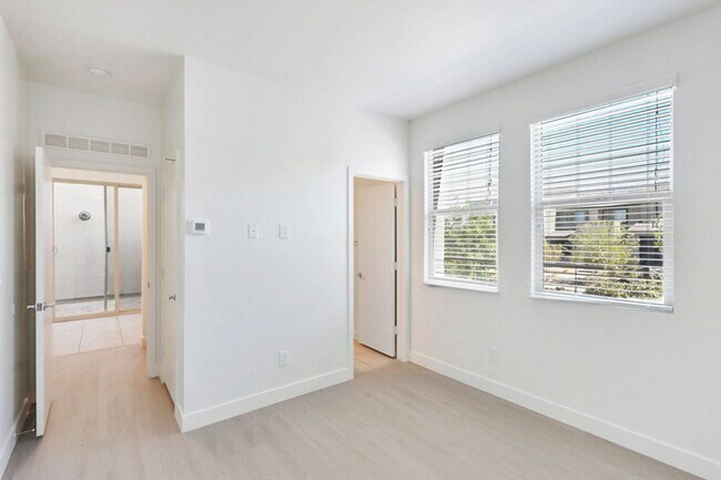 Building Photo - Summerlin Beauty With Bed and Bath On 1st Floor