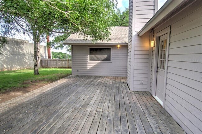 Building Photo - 6500 Luckenbach Ln