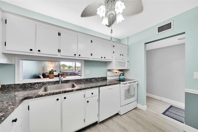 Building Photo - 5250 Las Verdes Cir