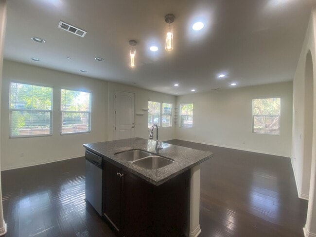Building Photo - Move-in Ready Townhome in Parklike Community