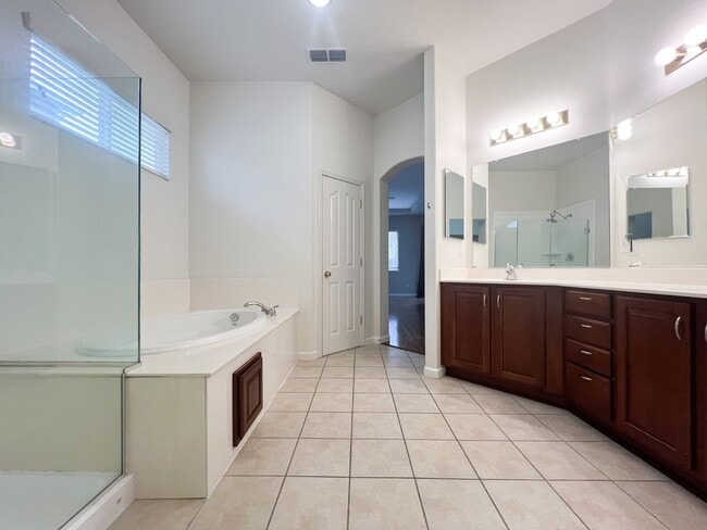 Building Photo - Spacious Single Story Three Bedroom Home