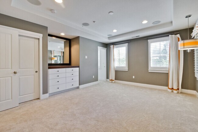 Building Photo - Gorgeous Morgan Park Refreshed for Immediate Move-In! Must see!