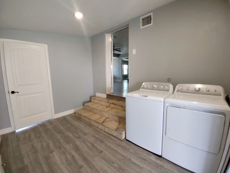 Building Photo - 25745 Dulaney St