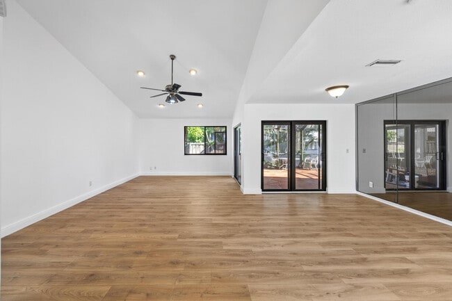 Building Photo - 2925 Azalea Dr