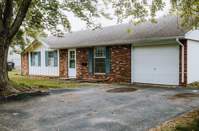 Building Photo - 918 Skyline Dr