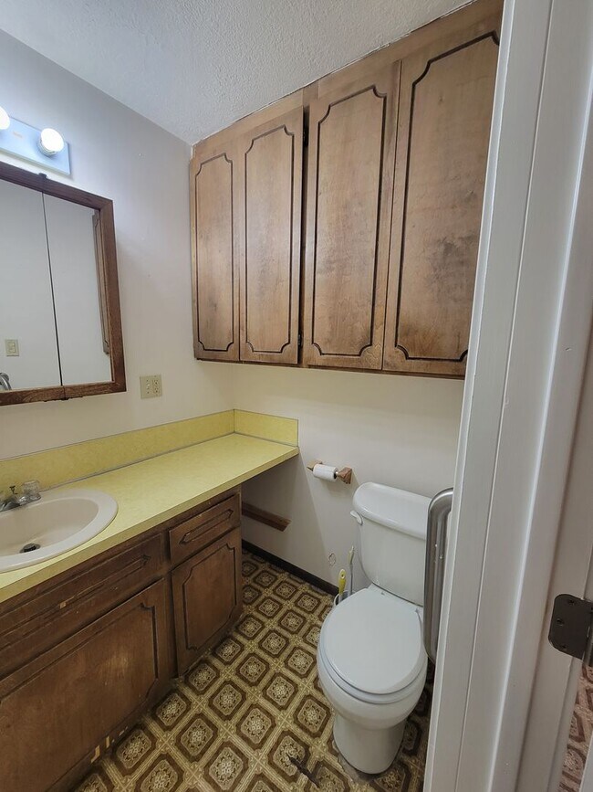 Building Photo - 2 bed 1 Bath in heart of Newport