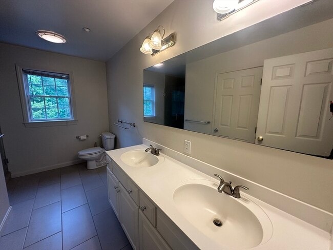 Building Photo - 18 Edgemoor Cir