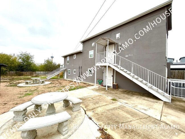 Building Photo - AVAILABLE NOW! FULLY FURNISHED 2 Bedroom /...