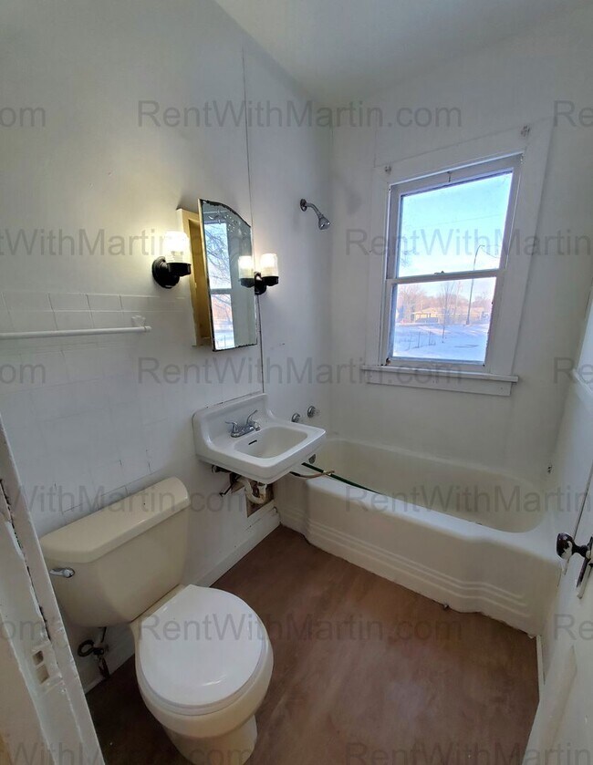 Building Photo - 824 Logan Ave