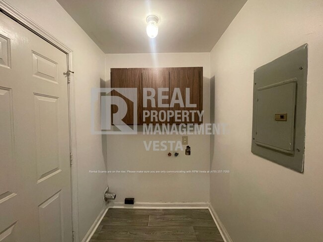 Building Photo - 631 Maplewood Dr