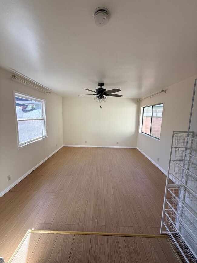 Building Photo - 3Bd House w/ HUGE Yard + RV Parking + New Appliances!