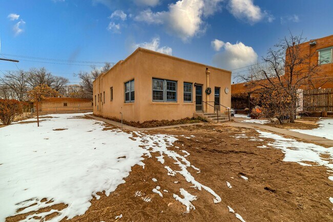 Building Photo - Acequia Madre -452