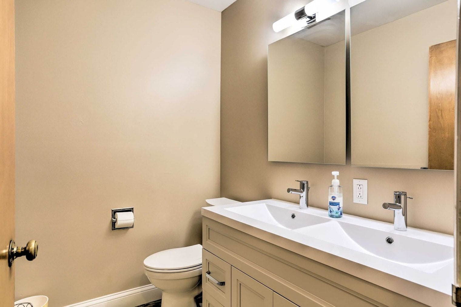 Building Photo - 1960 Pinelawn Dr