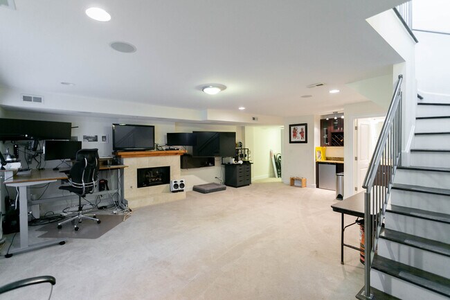 Building Photo - 1359 N Noble St