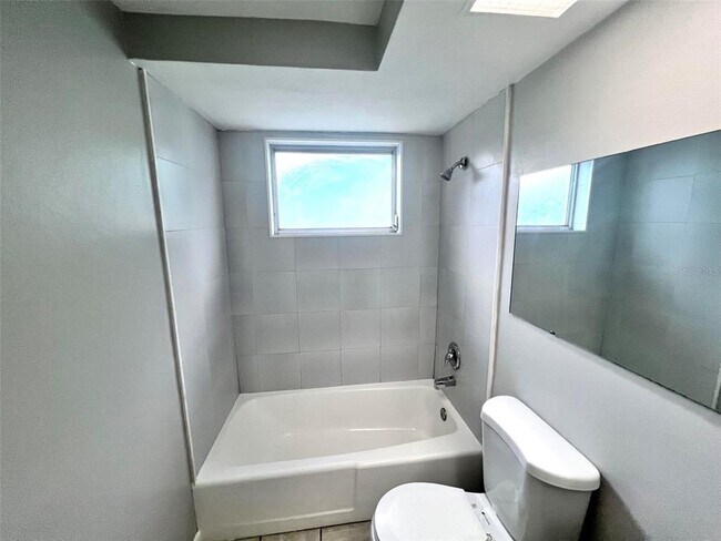 Building Photo - 7204 Isle Dr