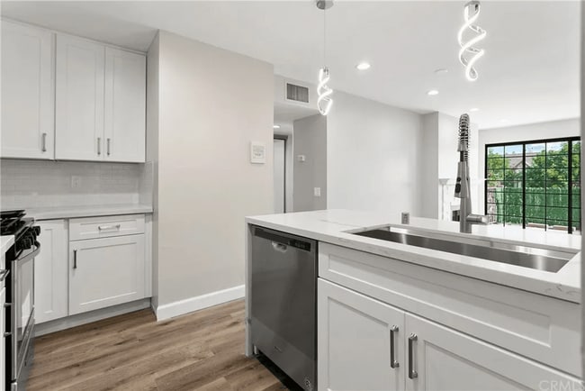 Building Photo - "Chic 1-Bedroom Retreat with Luxurious Fin...