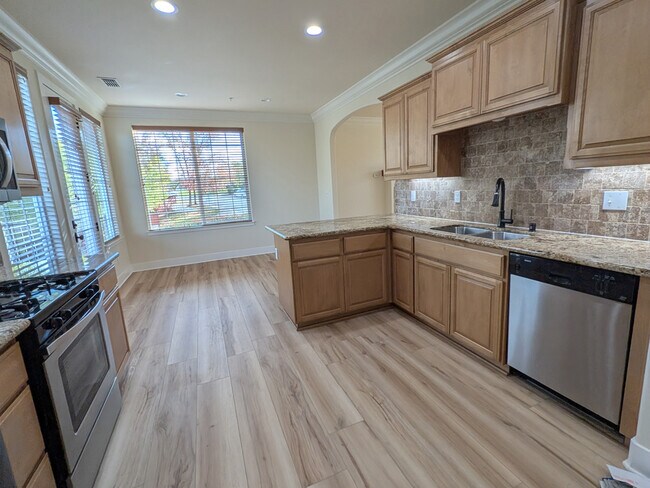 Building Photo - 5592 Diamond Ridge Dr