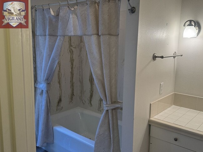 Building Photo - Amazing Furnished 4 bedroom home