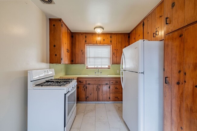 Building Photo - 1504 S Catalina Ave