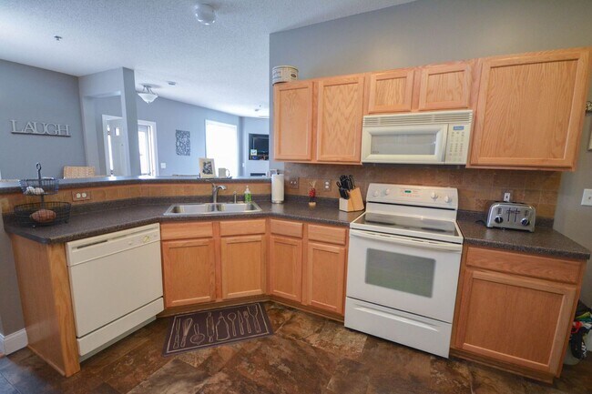 Building Photo - Beautiful Boulder Ridge end unit townhome w/upgrades throughout!