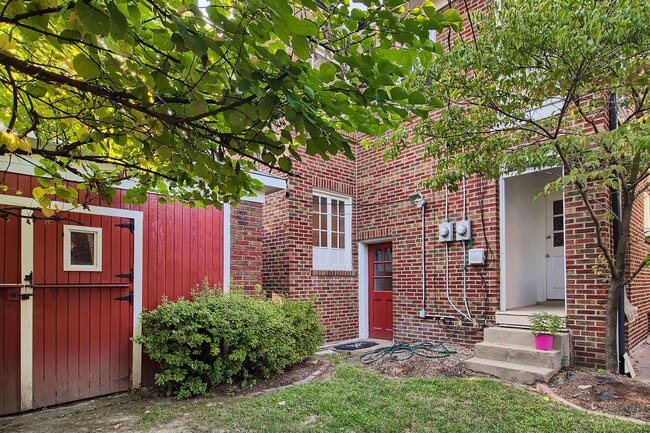 Building Photo - 7050 Amherst Ave