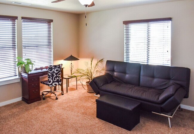 Building Photo - Spacious 5 Bed/2.5 Bath Single Family Home...