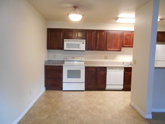 Building Photo - Two Bedroom Condo in Gated Community with ...