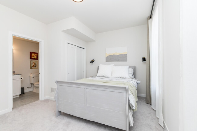 Building Photo - 2865 Rayfield Ave